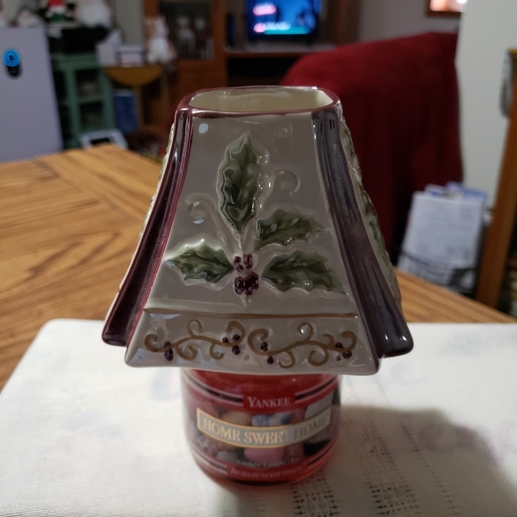 Yankee Candle Topper Holly Cranberry Christmas with Candle - Picture 8 of 9